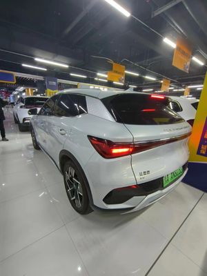 3 năm sử dụng xe điện hiệu quả hoạt động hiệu suất với bên ngoài màu trắng